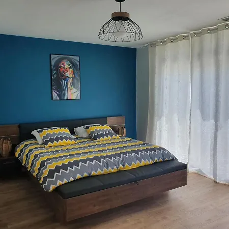 La De La Route Des Chateaux Bed & Breakfast 2*